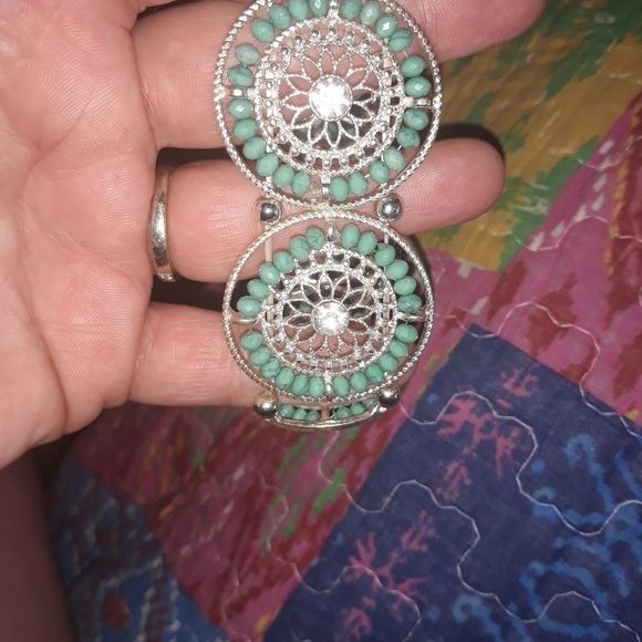 Beautiful stretchable sparkling teal stone bracele - Picture 2 of 3